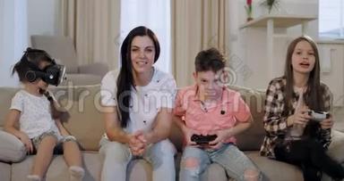在电视前，母亲和她的三个孩子一起玩PSP，<strong>还有</strong>一个小女孩在玩